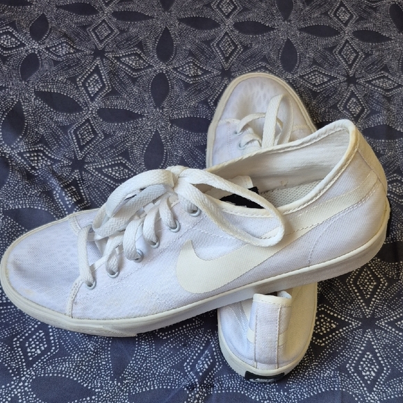Nike White Women's Sneakers - Picture 3 of 7
